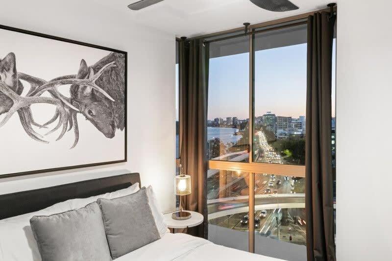 Apartment Spacious River View 3 Bdrm With 2 Car Spaces *